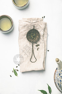 茶叶成分灰水泥底的绿茶平铺灰底面的茶成分平图片