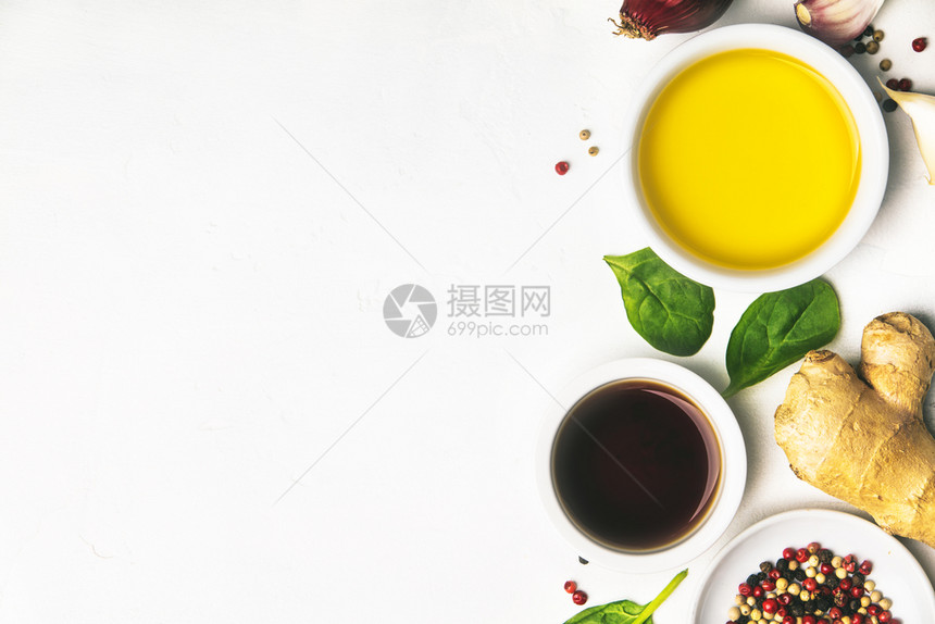 白底面的烹饪原料橄榄油醋草药和香料织食素和健康烹饪概念顶视橄榄油平铺图片