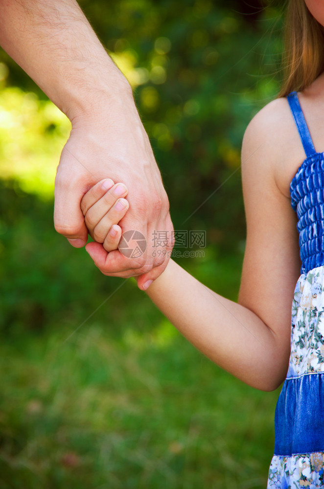 父亲握着女儿的手图片