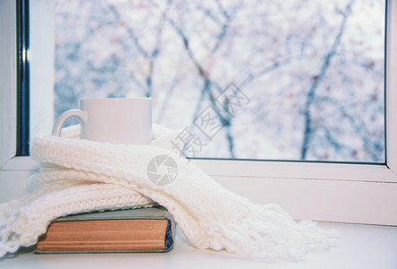 窗台上的热茶和羊毛编织物背景图片