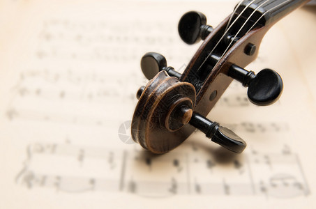音乐概念和谱上的旧小提琴图片
