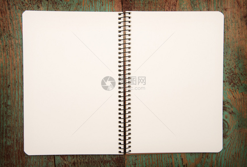 木制桌子上的空白笔记本图片