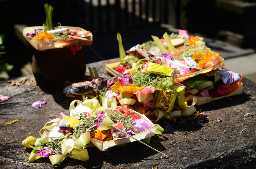 传统巴厘用鲜花和香棒献给巴厘的神图片