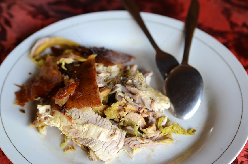 盘子上一小片烤猪是巴厘最有名的菜图片