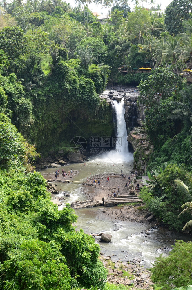 印度尼西亚巴厘乌布德附近Tegenungan瀑布的景象图片