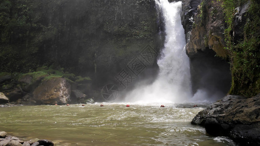 印度尼西亚巴厘乌布德附近Tegenungan瀑布的景象背景图片