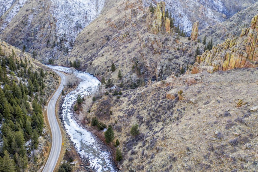 科罗拉多州洛基山脉的峡谷冬季风景空中视角小奈罗斯的Poudre河图片