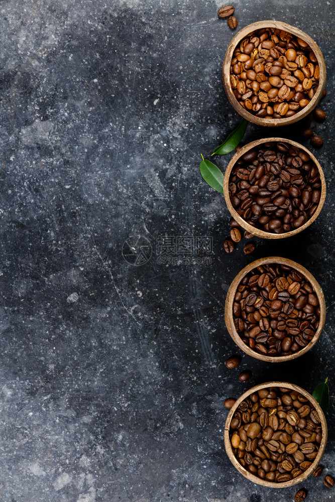 4种不同的咖啡豆平铺有4种不同的咖啡豆放在深大理石底复制空间上图片