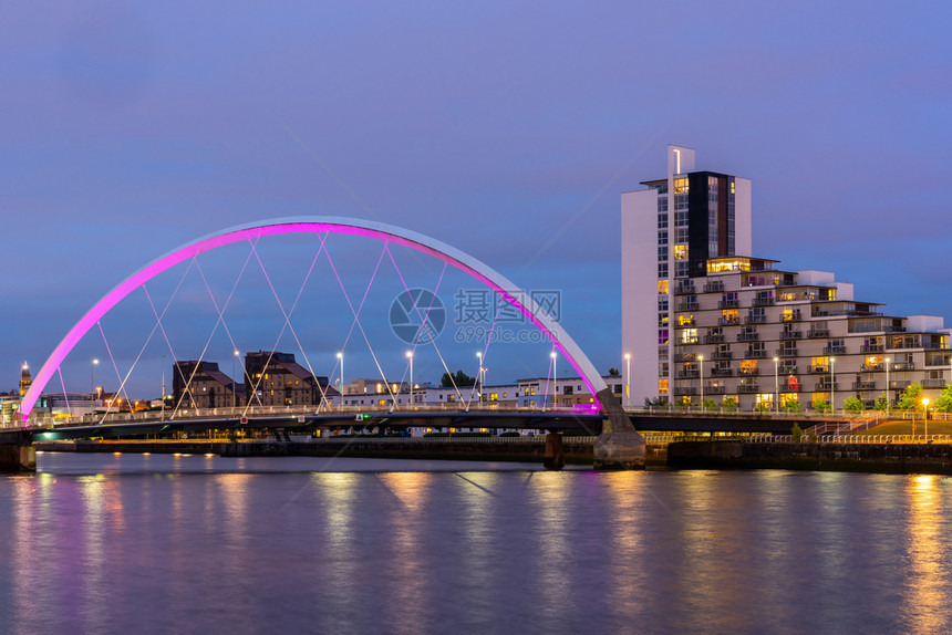 在英国苏格兰拉斯哥市的克莱德阿尔桥沿莱德日落光的河边克莱德阿尔桥图片