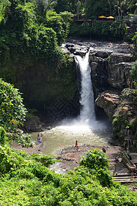 附近的人印度尼西亚巴厘乌布德附近Tegenungan瀑布的景象背景