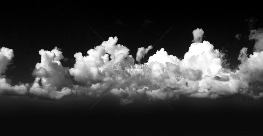 白云的黑天空背景图片