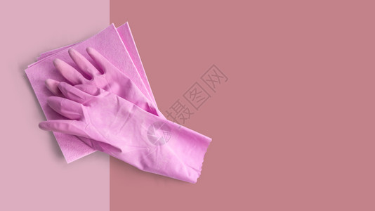 粉色清洁橡胶手套带海绵背景超过有剪切路径图片