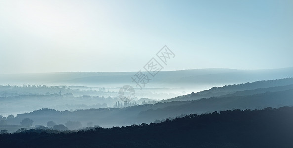 雾色的清晨地平面蓝色的音调图片