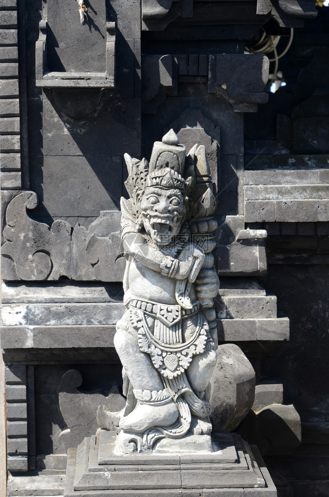 印度尼西亚巴厘寺庙前的印度尼西亚神像图片