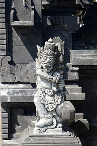 印度尼西亚巴厘寺庙前的印度尼西亚神像图片