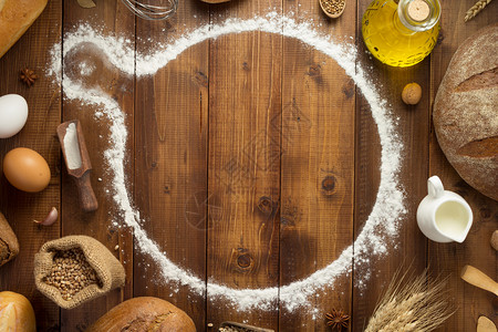 小麦面粉和木桌背景的面包粉和材料图片