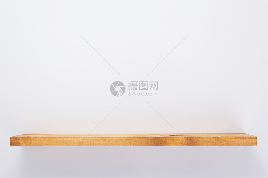 白背景纹理壁上的木板架图片