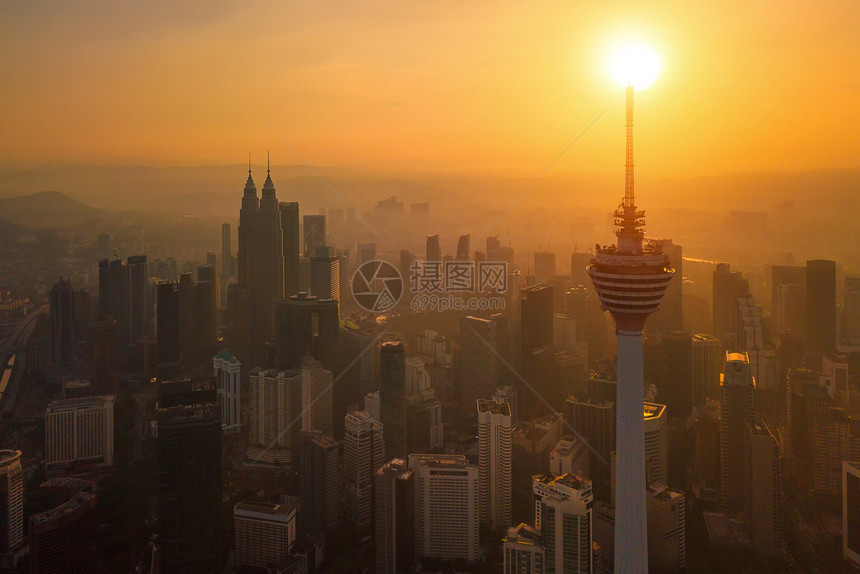 Menara吉隆坡塔和太阳马来西亚吉隆坡市中心空观察亚洲城市的金融区和商业中心日落时天梯和高楼图片