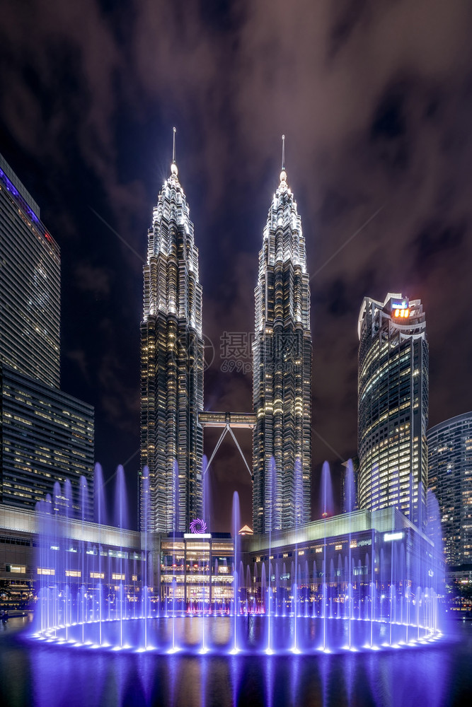 吉隆坡市中心PetronasTwinTowers配有喷泉展马来西亚金融区和洲智能城市的商业中心夜里天梯和高楼大图片