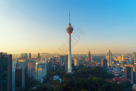 塔露拉Menara吉隆坡塔日落天空马来西亚吉隆坡市中心空观察亚洲城市金融区和商业中心午天梯和高层大楼背景