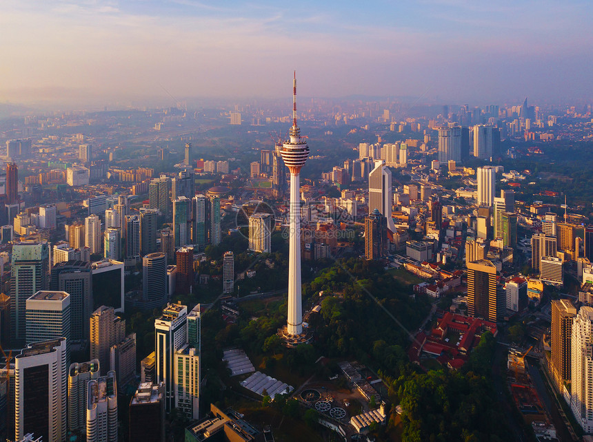 Menara吉隆坡塔日落天空马来西亚吉隆坡市中心空观察亚洲城市金融区和商业中心午天梯和高层大楼图片