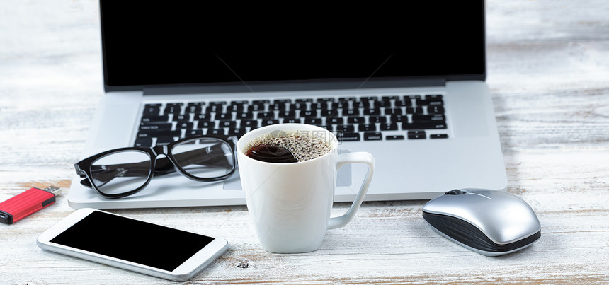 具有工作站技术企业或教育使用背景的新鲜咖啡杯图片