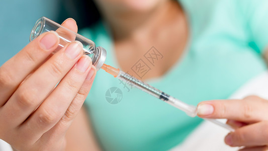 女青年躺在床上用胰岛素填充注射器用胰岛素填充注射器高清图片