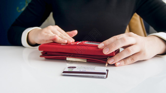 持有皮钱包和信用卡的女商人近视图像持有皮钱包和信用卡的女商人近照片图片