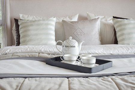 现代室内卧的床上装饰茶盘图片