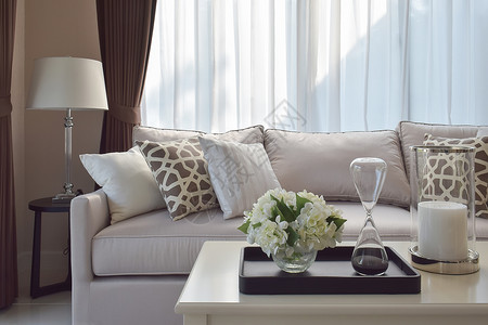 客厅设计有坚固的Tweed沙发和棕色的枕头高清图片