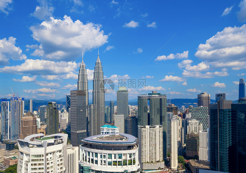 马来西亚吉隆坡市中心空景象亚洲智能城市的金融区和商业中心正午时分天空和高楼大与蓝天图片