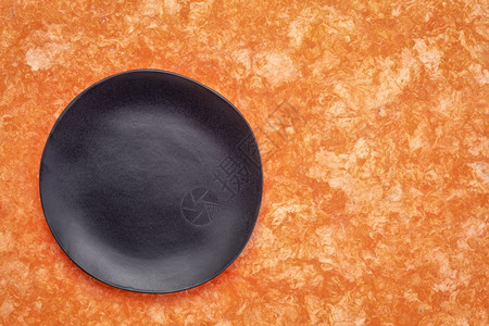 橙色囚犯树皮纸上不固定边缘的黑瓷板有复制空间图片