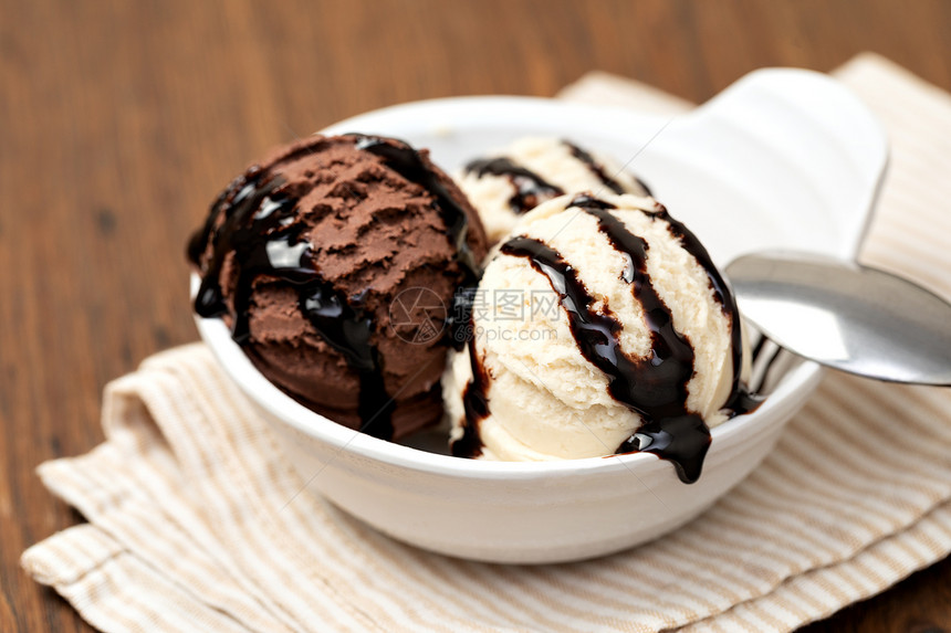 碗桌上有美味的冰淇淋图片