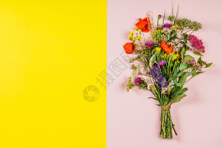粉色和黄背景的野花束顶视平面图片