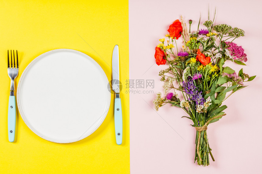 野花束和白板的平面彩背景野花束和盘子平板顶楼图片