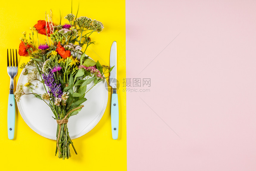 白板上的野生花清洁饮食白生物破碎草药概念健康饮食和草药概念平躺最高视线图片