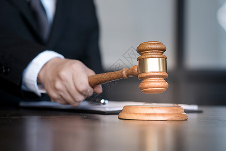 法学家法律顾问向客户提出一份与手架和法律签订的合同司法和律师概念背景