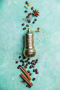 传统手工咖啡磨制机豆和香料文字空间蓝背景图片