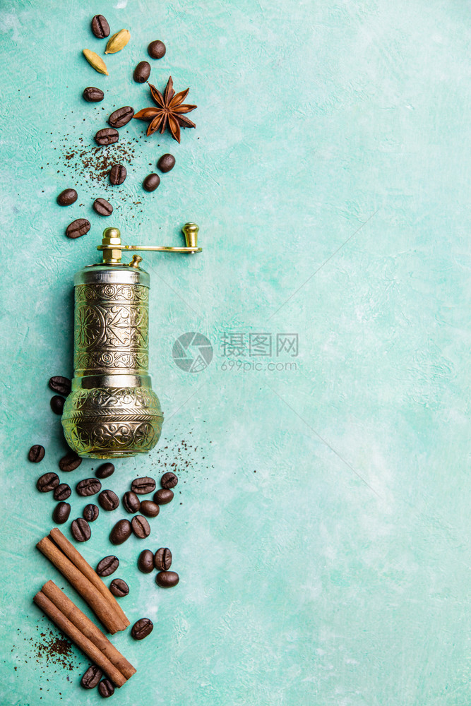 传统手工咖啡磨制机豆和香料文字空间蓝背景图片