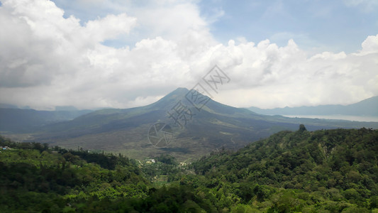 巴厘岛火山巴厘金塔马尼的图尔火山是一个活火背景