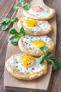 烤鸡蛋在木板上松饼中的烤鸡蛋图片