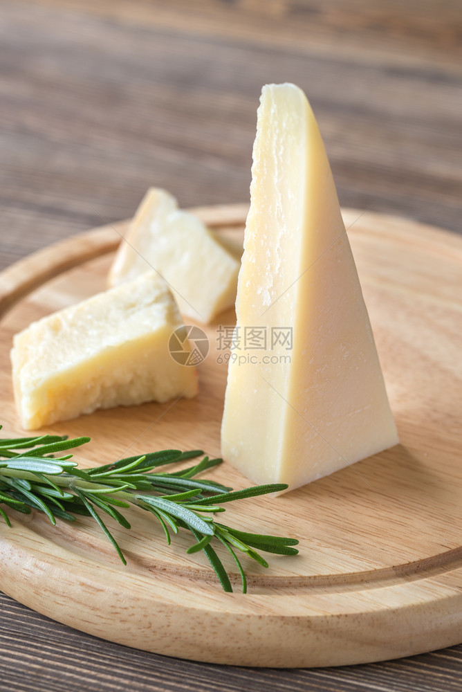 木板上的格拉纳帕达诺奶酪图片