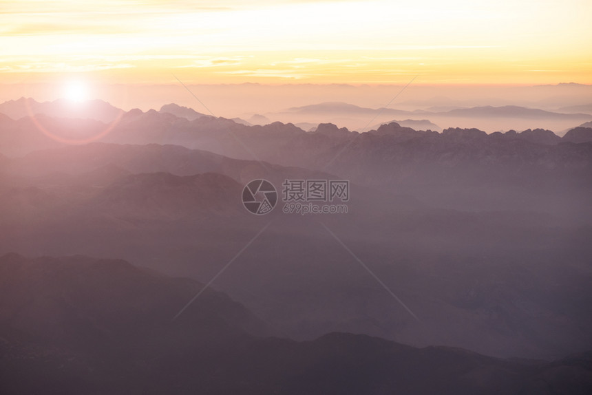 意大利阿尔卑斯山脉的福吉地脉环绕着天空图片