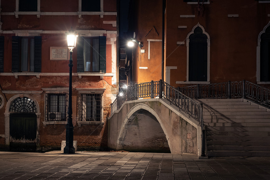 意大利威尼斯市街头旧夜全景图片