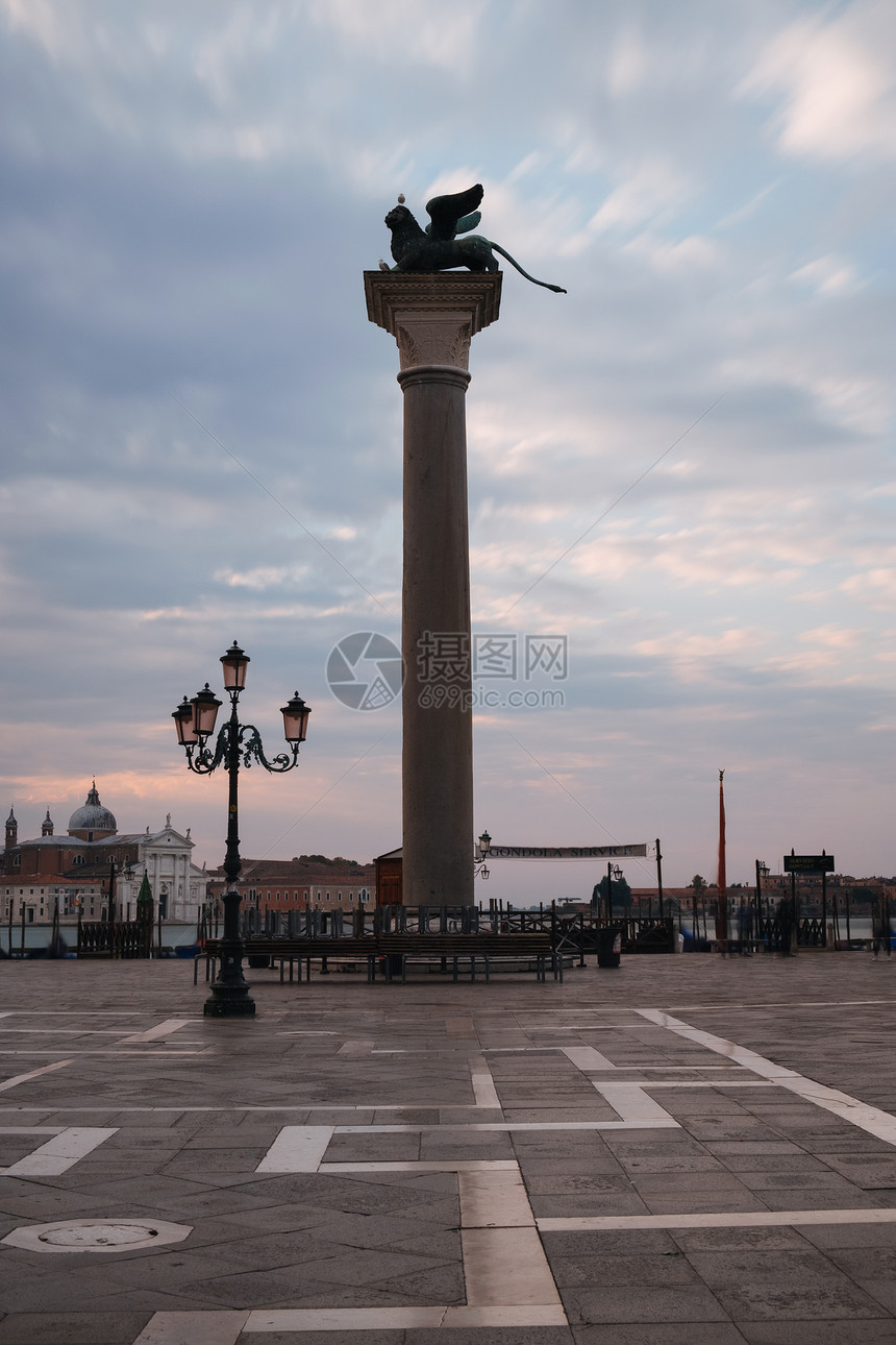 意大利威尼斯圣马克和尔柯广场一栏上的铜狮图片