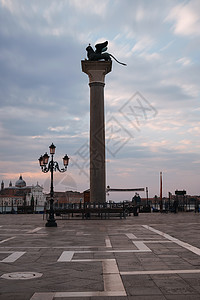 意大利威尼斯圣马克和尔柯广场一栏上的铜狮背景图片