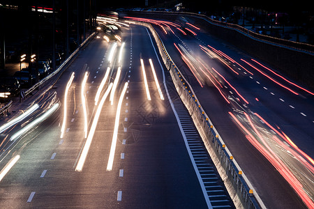 夜间在高速公路上快速行驶的车辆图片