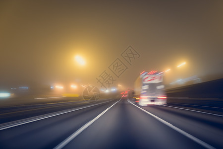 夜间在高速公路上快速行驶的车辆图片