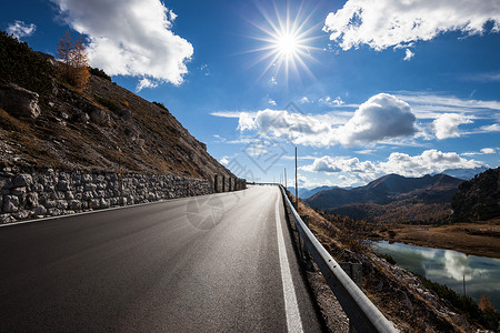 秋山路高风景的落色阳光明媚的风景图片