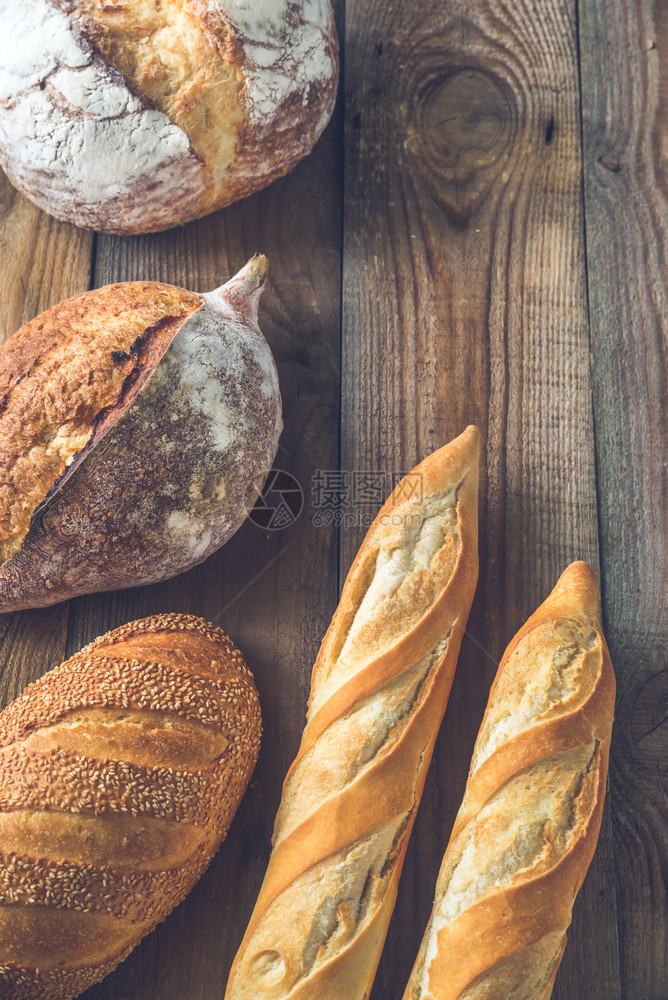 木背景上不同种类的面包图片